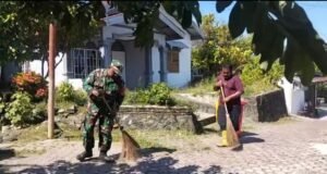 Jaga Kebersihan dan Kesehatan, Babinsa Pelda Sutrisno Bersama Warga Gotong Royong Bersihkan Lingkungan Gampong Kuta Timu