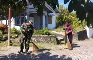 Jaga Kebersihan dan Kesehatan, Babinsa Pelda Sutrisno Bersama Warga Gotong Royong Bersihkan Lingkungan Gampong Kuta Timu