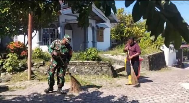 Jaga Kebersihan dan Kesehatan, Babinsa Pelda Sutrisno Bersama Warga Gotong Royong Bersihkan Lingkungan Gampong Kuta Timu