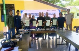 Dukung Program Strategis Nasional, Babinsa Koramil 01/Sukajaya Dampingi Penyerahan Sertifikat Tanah Warga