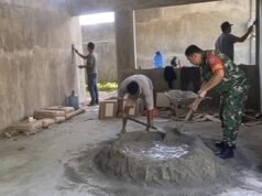 Wujud Kepedulian, Babinsa Ie Meulee Bantu Pekerjaan Warga yang Sedang Renovasi Rumah