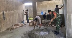 Wujud Kepedulian, Babinsa Ie Meulee Bantu Pekerjaan Warga yang Sedang Renovasi Rumah