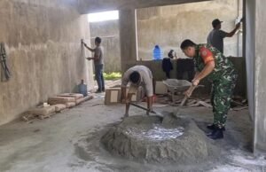 Wujud Kepedulian, Babinsa Ie Meulee Bantu Pekerjaan Warga yang Sedang Renovasi Rumah