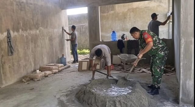 Wujud Kepedulian, Babinsa Ie Meulee Bantu Pekerjaan Warga yang Sedang Renovasi Rumah
