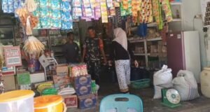 Babinsa Koramil 01/Sukajaya Cek Stok Sembako di Gampong Jaboi, Pastikan Kebutuhan Warga Tetap Terpenuhi