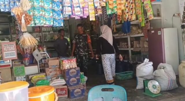 Babinsa Koramil 01/Sukajaya Cek Stok Sembako di Gampong Jaboi, Pastikan Kebutuhan Warga Tetap Terpenuhi
