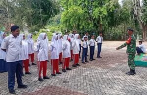 Isi Rangkaian MPLS, Babinsa Koramil 02/Sukakarya Bimbing Siswa SMP Negeri 9 Sabang