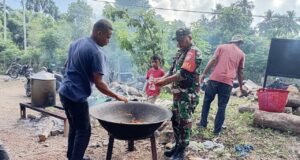 Babinsa Kodim 0112/Sabang Perkuat Kebersamaan, Turun Langsung Bantu Warga Masak Daging untuk Acara Khitanan