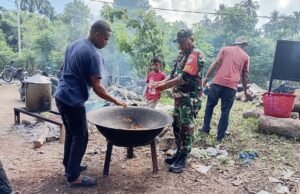 Babinsa Kodim 0112/Sabang Perkuat Kebersamaan, Turun Langsung Bantu Warga Masak Daging untuk Acara Khitanan