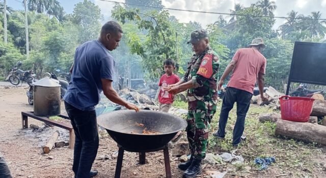 Babinsa Kodim 0112/Sabang Perkuat Kebersamaan, Turun Langsung Bantu Warga Masak Daging untuk Acara Khitanan