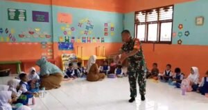 Jadi Harapan Masa Depan, Babinsa Keuneukai Ajak Anak-anak TK Rajin Belajar