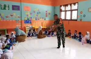 Jadi Harapan Masa Depan, Babinsa Keuneukai Ajak Anak-anak TK Rajin Belajar