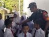 Hadir di Sekolah, Babinsa Krueng Raya Beri Pemahaman Disiplin dan Kebersihan Kepada Pelajar SDN 17