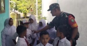 Hadir di Sekolah, Babinsa Krueng Raya Beri Pemahaman Disiplin dan Kebersihan Kepada Pelajar SDN 17