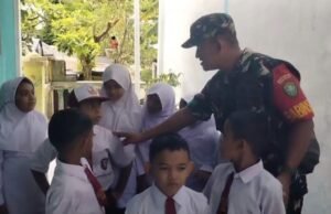 Hadir di Sekolah, Babinsa Krueng Raya Beri Pemahaman Disiplin dan Kebersihan Kepada Pelajar SDN 17