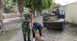 Jaga Kebersihan Lingkungan, Babinsa Bersama Warga Gelar Gotong Royong Pembersihan Jalan