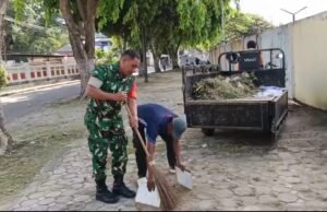 Jaga Kebersihan Lingkungan, Babinsa Bersama Warga Gelar Gotong Royong Pembersihan Jalan