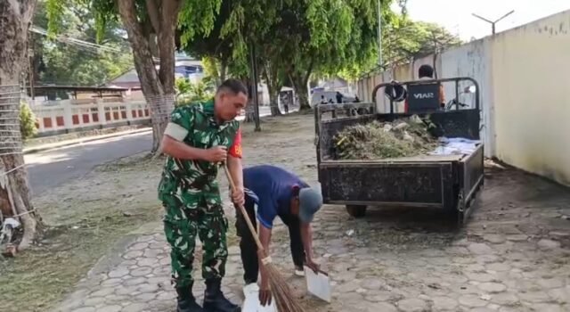 Jaga Kebersihan Lingkungan, Babinsa Bersama Warga Gelar Gotong Royong Pembersihan Jalan