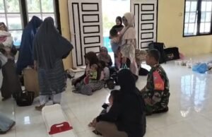 Hadir di Posyandu, Babinsa Sukakarya Dukung Pemantauan Tumbuh Kembang Balita