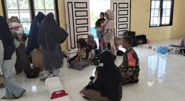 Hadir di Posyandu, Babinsa Sukakarya Dukung Pemantauan Tumbuh Kembang Balita