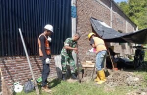 Babinsa Kodim 0112/Sabang Bantu Pemasangan Trafo PLN, Dukung Kesiapan Listrik KDKMP Cot Abeuk