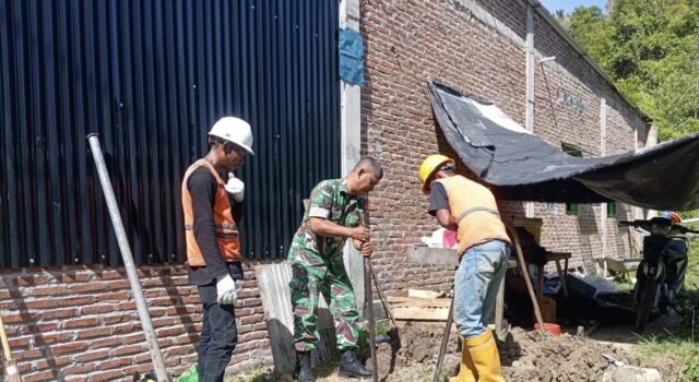 Babinsa Kodim 0112/Sabang Bantu Pemasangan Trafo PLN, Dukung Kesiapan Listrik KDKMP Cot Abeuk