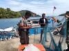 Babinsa Krueng Raya Turun Langsung Bantu Nelayan Perbaiki Jaring Pukat di Pesisir Sabang