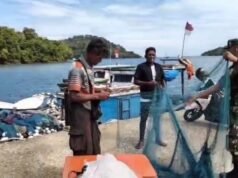 Babinsa Krueng Raya Turun Langsung Bantu Nelayan Perbaiki Jaring Pukat di Pesisir Sabang
