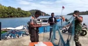 Babinsa Krueng Raya Turun Langsung Bantu Nelayan Perbaiki Jaring Pukat di Pesisir Sabang
