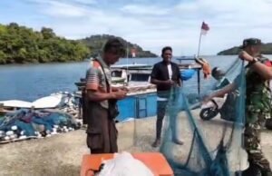 Babinsa Krueng Raya Turun Langsung Bantu Nelayan Perbaiki Jaring Pukat di Pesisir Sabang