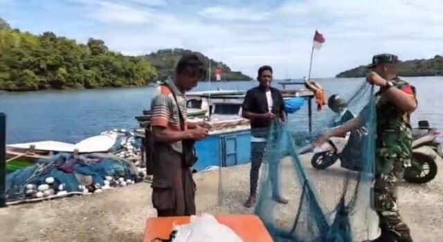 Babinsa Krueng Raya Turun Langsung Bantu Nelayan Perbaiki Jaring Pukat di Pesisir Sabang