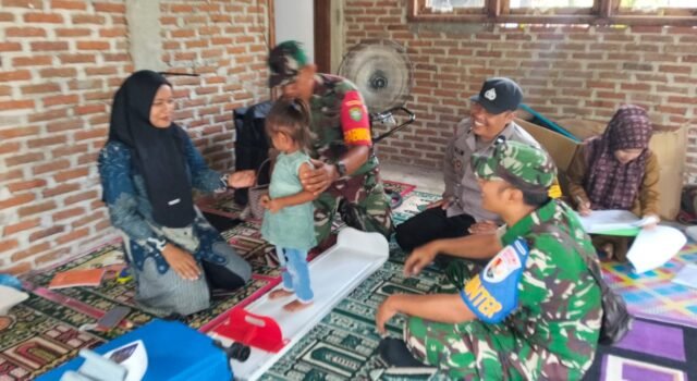 Dampingi Posyandu, Babinsa dan Bhabinkamtibmas Ingatkan Pentingnya Pantau Tumbuh Kembang Balita
