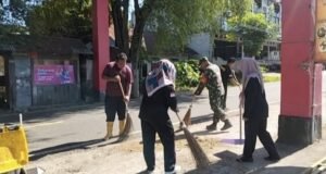 Jaga Kebersihan Wilayah, Babinsa 06 Kuta Timu Bersama Perangkat Gampong Gelar Kerja Bakti
