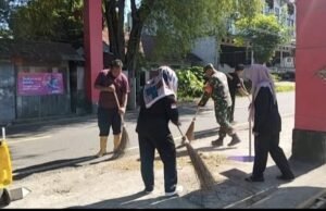 Jaga Kebersihan Wilayah, Babinsa 06 Kuta Timu Bersama Perangkat Gampong Gelar Kerja Bakti