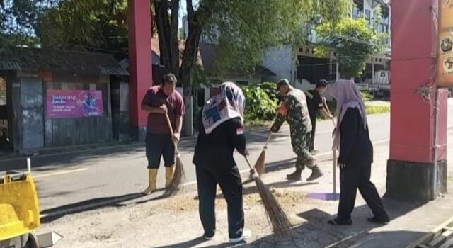 Jaga Kebersihan Wilayah, Babinsa 06 Kuta Timu Bersama Perangkat Gampong Gelar Kerja Bakti