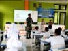 Babinsa Koramil 01/Sukajaya Isi Kegiatan MPLS SMPN 09 Cot Abeuk dengan Wawasan Kebangsaan dan Latihan Baris-Berbaris