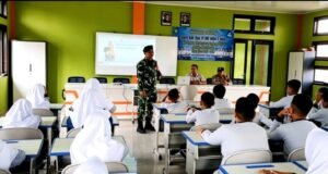 Babinsa Koramil 01/Sukajaya Isi Kegiatan MPLS SMPN 09 Cot Abeuk dengan Wawasan Kebangsaan dan Latihan Baris-Berbaris