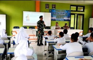 Babinsa Koramil 01/Sukajaya Isi Kegiatan MPLS SMPN 09 Cot Abeuk dengan Wawasan Kebangsaan dan Latihan Baris-Berbaris