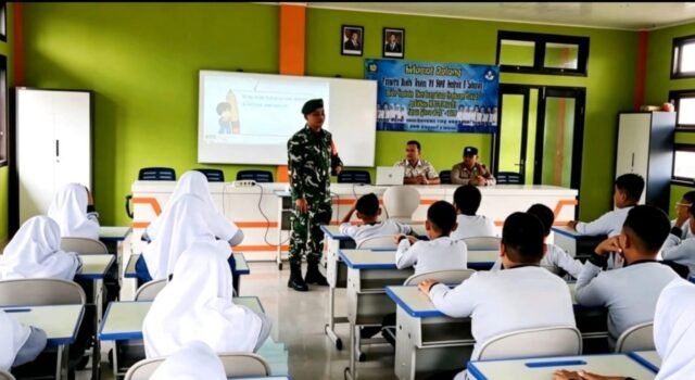 Babinsa Koramil 01/Sukajaya Isi Kegiatan MPLS SMPN 09 Cot Abeuk dengan Wawasan Kebangsaan dan Latihan Baris-Berbaris