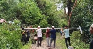 Semangat Kebersamaan, Babinsa Koramil 01/Sukajaya dan Warga Gotong Royong Pasang Lampu Penerangan Jalan di Gampong Jaboi