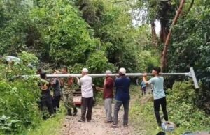 Semangat Kebersamaan, Babinsa Koramil 01/Sukajaya dan Warga Gotong Royong Pasang Lampu Penerangan Jalan di Gampong Jaboi