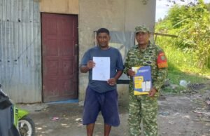 Peduli Kelengkapan Dokumen, Babinsa 06 Kuta Timu Antarkan Akte Kelahiran Sampai Tangan Warga