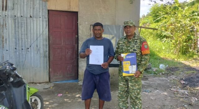 Peduli Kelengkapan Dokumen, Babinsa 06 Kuta Timu Antarkan Akte Kelahiran Sampai Tangan Warga