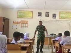 Tanamkan Cinta Tanah Air, Babinsa 08 Gampong Paya Berikan Wawasan Kebangsaan kepada Siswa SD Negeri 30