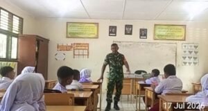 Tanamkan Cinta Tanah Air, Babinsa 08 Gampong Paya Berikan Wawasan Kebangsaan kepada Siswa SD Negeri 30