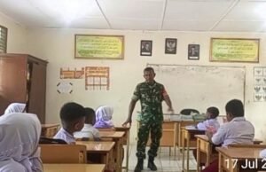 Tanamkan Cinta Tanah Air, Babinsa 08 Gampong Paya Berikan Wawasan Kebangsaan kepada Siswa SD Negeri 30