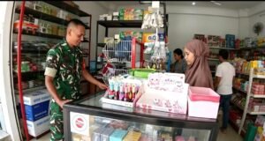 Jalin Perhatian, Babinsa Aneuk Laot Melaksanakan Pengecekan Ketersediaan Barang di Toko Milik BUMG Aneuk Laot