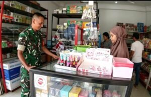 Jalin Perhatian, Babinsa Aneuk Laot Melaksanakan Pengecekan Ketersediaan Barang di Toko Milik BUMG Aneuk Laot