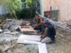 Wujud Kepedulian, Babinsa 07 Keuneukai Ikut Membantu dan Beri Semangat Kerja Keras Warga