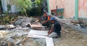 Wujud Kepedulian, Babinsa 07 Keuneukai Ikut Membantu dan Beri Semangat Kerja Keras Warga